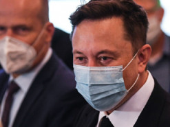 Илон Маск отказался делать прививку от коронавируса и обозвал Билла Гейтса