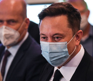 Илон Маск отказался делать прививку от коронавируса и обозвал Билла Гейтса