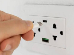 Чи безпечно заряджати телефон через USB-розетку