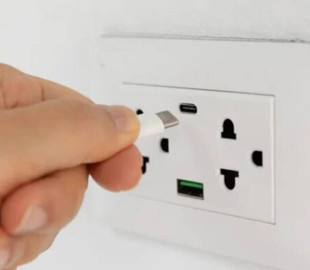 Чи безпечно заряджати телефон через USB-розетку