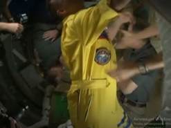 Російські астронавти вдяглися в жовто-блакитні костюми