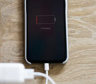 Переконайтеся, що ви так не робите: які звички вбивають батарею смартфона