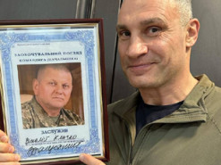 Мер Києва показав приємне заохочення від Головнокомандувача ЗСУ