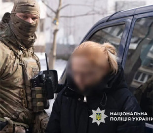 Матір та вітчима затримали у Києві за виготовлення порнографії за участю доньки