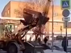 «Війна» з НАТО у Самарі: знесли копію Ейфелевої башти