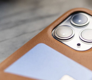 Фахівець розповів, чи правда, що смартфон не можна тримати поруч із банківськими картками