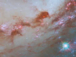 NASA показало фото галактики с ярким центром и массивной черной дырой