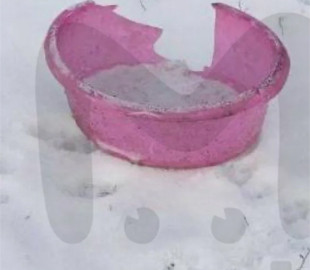 В рф люди обгородили рожевим тазом снаряд, що не розірвався