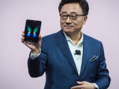 Смартфон Galaxy Fold снова показали на живом видео