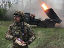 Кадр с поедающим чипсы на фоне "Града" артиллеристом ВСУ был снят в бою у Попасной