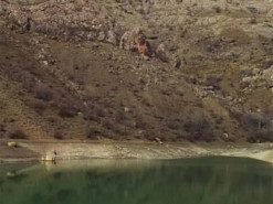 В сети показали, как одно из самых красивых озер Крыма превратилось в "лужу"