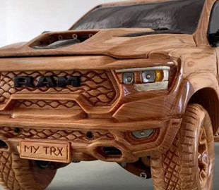 Энтузиаст сделал миниатюрный Ram 1500 TRX из дерева