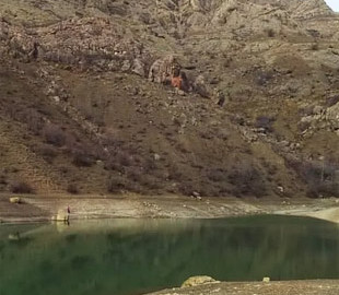 В сети показали, как одно из самых красивых озер Крыма превратилось в "лужу"