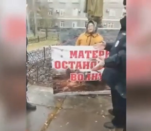 П'ятеро проти однієї: в Омську затримали пенсіонерку за антивоєнну акцію