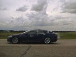 С чем столкнулся водитель, который заснул за рулем Tesla