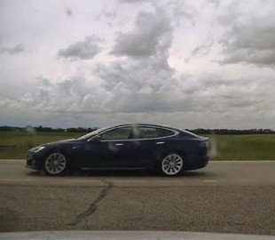 С чем столкнулся водитель, который заснул за рулем Tesla