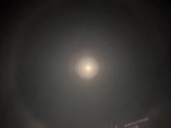 Виглядає видовищно: у небі над Києвом зняли рідкісне оптичне явище