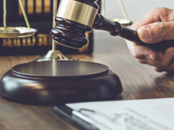 Вкрав iPhone 13 Pro у міськраді: суд дав українцю 5 років умовно за крадіжку під час війни