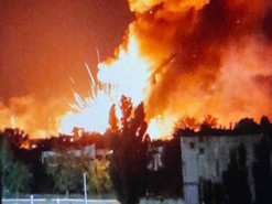 В CNN показали, как выглядит воронка после удара ВСУ по складу россиян в Новой Каховке