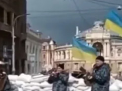 Хакеры из Anonymous опубликовали видео с защитниками Украины в Одессе, которые исполнили мировой хит