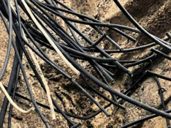 В центре Одессы неизвестный порезал все интернет-кабеля на улице