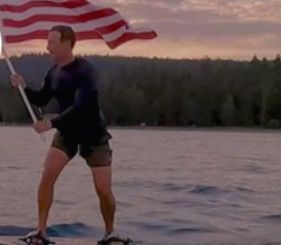 Цукерберг у День незалежності США проїхався на серфі з прапором і став героєм мемів