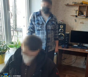 Правоохоронці викрили хакера, який “зливав” інформацію зі смартфонів користувачів конкурентам