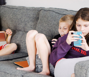 У Великій Британії запровадять обмеження для дітей, які користуються соцмережами, — ЗМІ