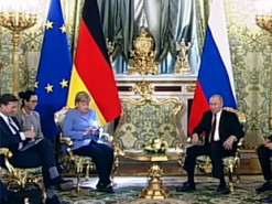 У Меркель зазвонил телефон во время переговоров с Путиным