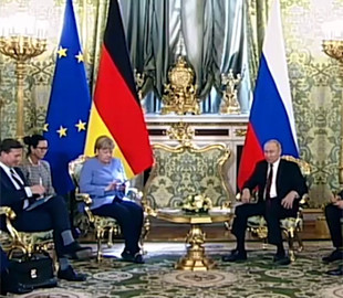 У Меркель зазвонил телефон во время переговоров с Путиным