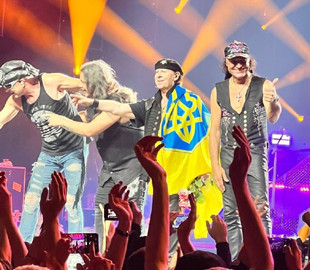 Гурт Scorpions на концерті у Берліні розгорнув прапор України та присвятив свій легендарний хіт