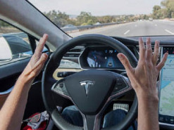 Электрокары Tesla теперь требуют на треть меньше вмешательства человека во время работы автопилота