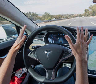 Электрокары Tesla теперь требуют на треть меньше вмешательства человека во время работы автопилота