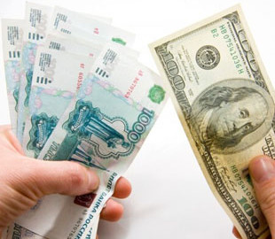 У Росії тестують новий спосіб, як в обхід санкцій виводити та заводити в країну долари та рублі