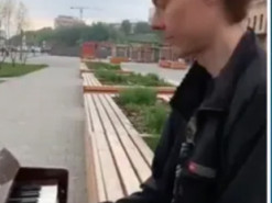 В России арестовали мужчину, который сыграл на пианино гимн Украины на набережной