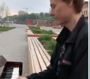 В России арестовали мужчину, который сыграл на пианино гимн Украины на набережной