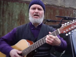 Батюшка стал звездой YouTube, спев о бездорожье на Одесчине