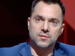 "Згоріла від сорому": Арестович розповів про спалену автівку пропагандиста Кисельова та попередив про нові пожежі в РФ