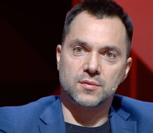 "Згоріла від сорому": Арестович розповів про спалену автівку пропагандиста Кисельова та попередив про нові пожежі в РФ