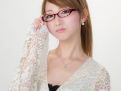 Жінки в Японії запустили флешмоб через заборону носити на роботі окуляри