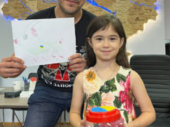 Юна співачка просто неба своїм співом зібрала понад 14 тис гривень для ЗСУ і передала фонду Сергія Притули