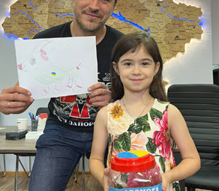 Юна співачка просто неба своїм співом зібрала понад 14 тис гривень для ЗСУ і передала фонду Сергія Притули