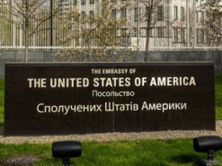 Попри загрози обстрілів дипломати США не збираються залишати Київ - CNN