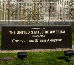 Попри загрози обстрілів дипломати США не збираються залишати Київ - CNN