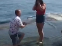 Парень с кольцом для возлюбленной упал на глазах у публики