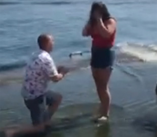 Парень с кольцом для возлюбленной упал на глазах у публики