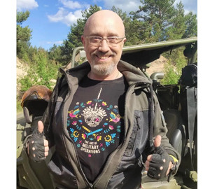 Глава Минобороны появился в футболке с красноречивым символом победы над оккупантами. Фото