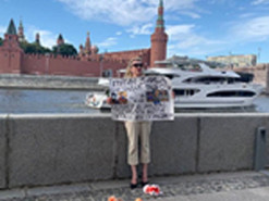 Марина Овсяннікова, яка виступила в ефірі Першого каналу проти війни, втекла з-під домашнього арешту 