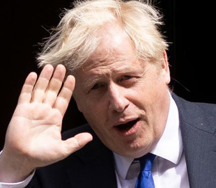 Джонсон заявив, що піде у відставку, попри заклики залишитись