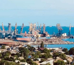 Заберет последнее зерно. В порт Бердянска вошел российский корабль